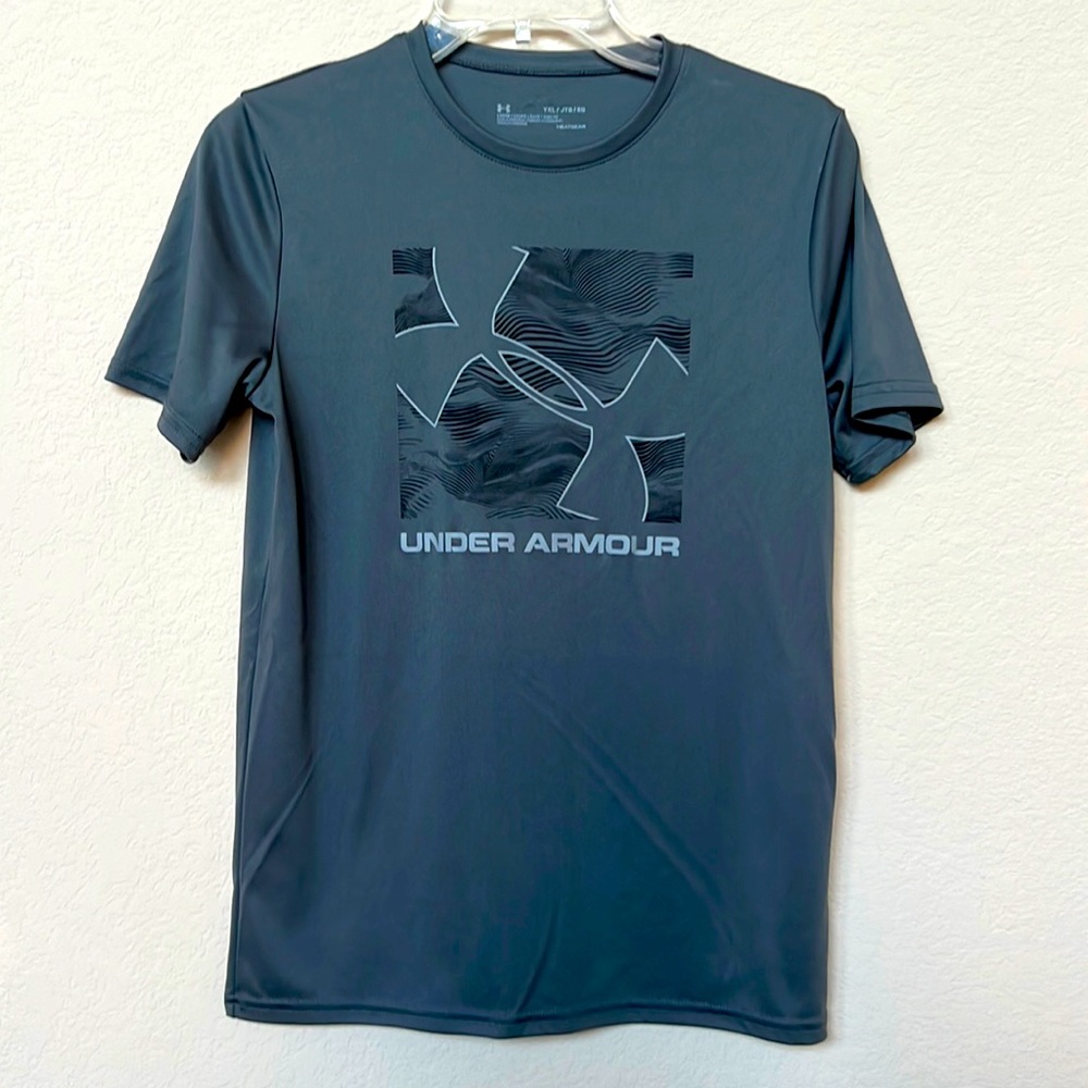 Boys grey Under Armour shirt in size youth extra large